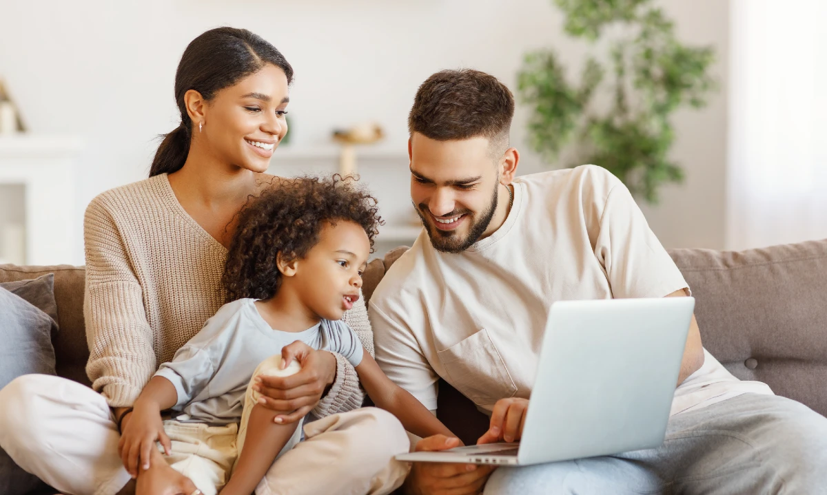 family browsing online